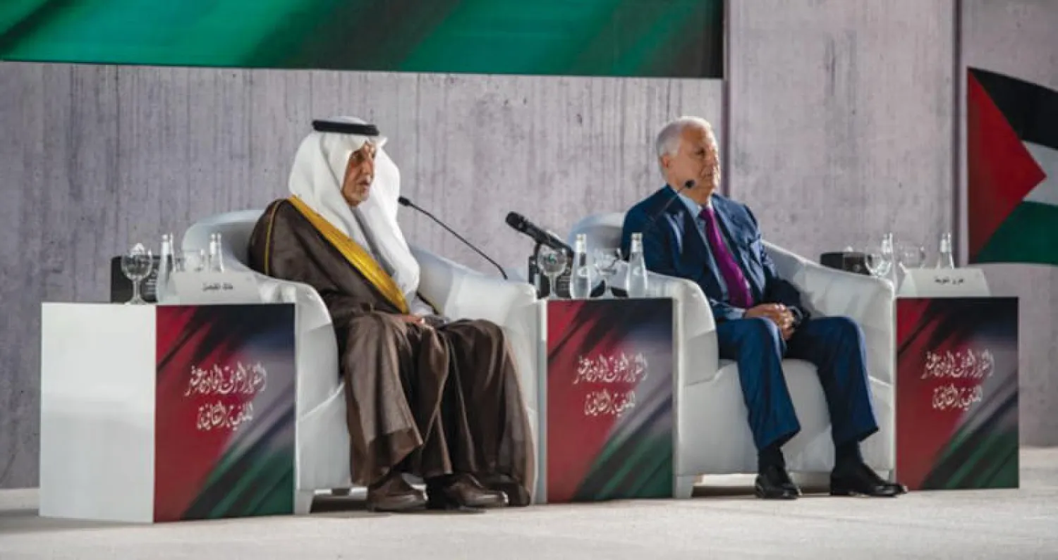 الأمير خالد الفيصل رئيس مؤسّسة الفكر العربي والبروفسور هنري العويط المدير العام لمؤسّسة الفكر العربي في الظهران أمس