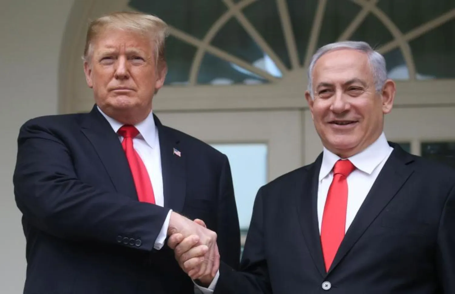 رئيس الوزراء الإسرائيلي بنيامين نتنياهو يصافح الرئيس الأميركي دونالد ترمب خلال زيارة إلى واشنطن (أرشيف - رويترز)