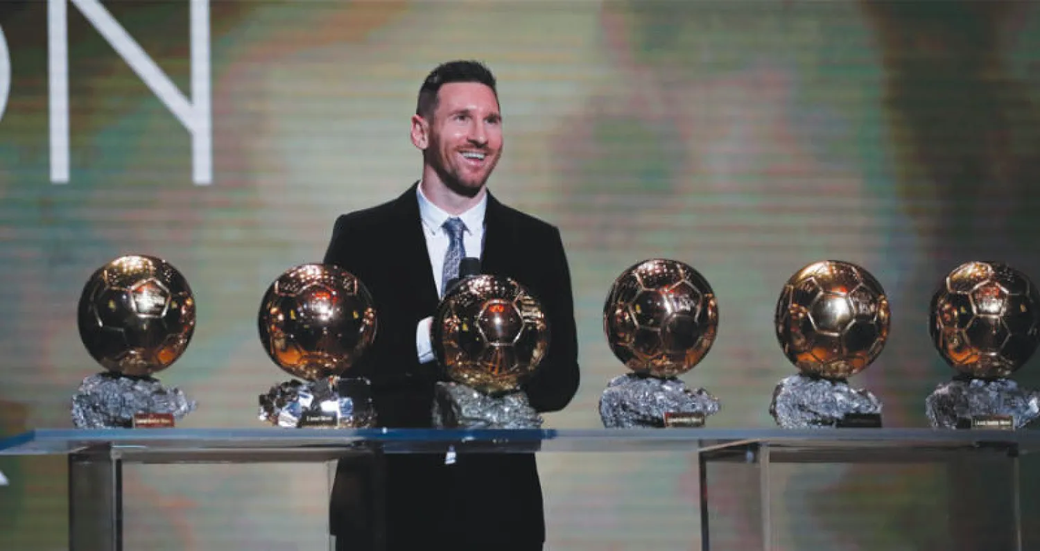 ميسي مع جوائز الكرة الذهبية الست التي جمعها في مسيرته خلال الاحتفال في باريس أمس (أ.ب)