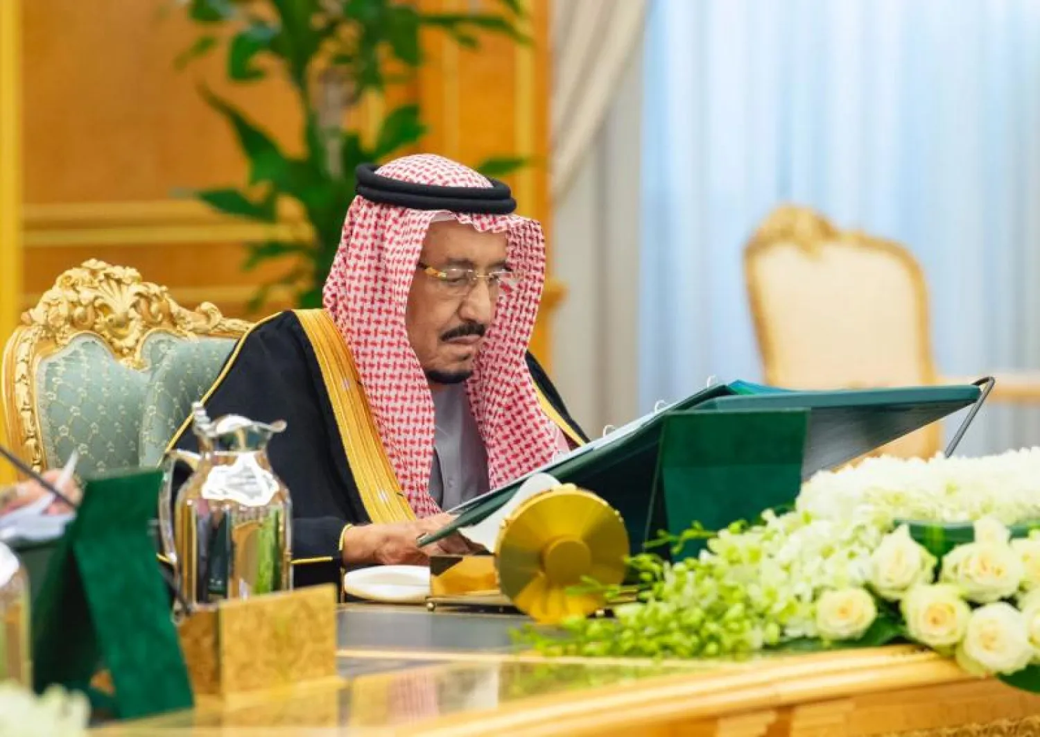 خادم الحرمين خلال ترؤسه جلسة مجلس الوزراء (واس)