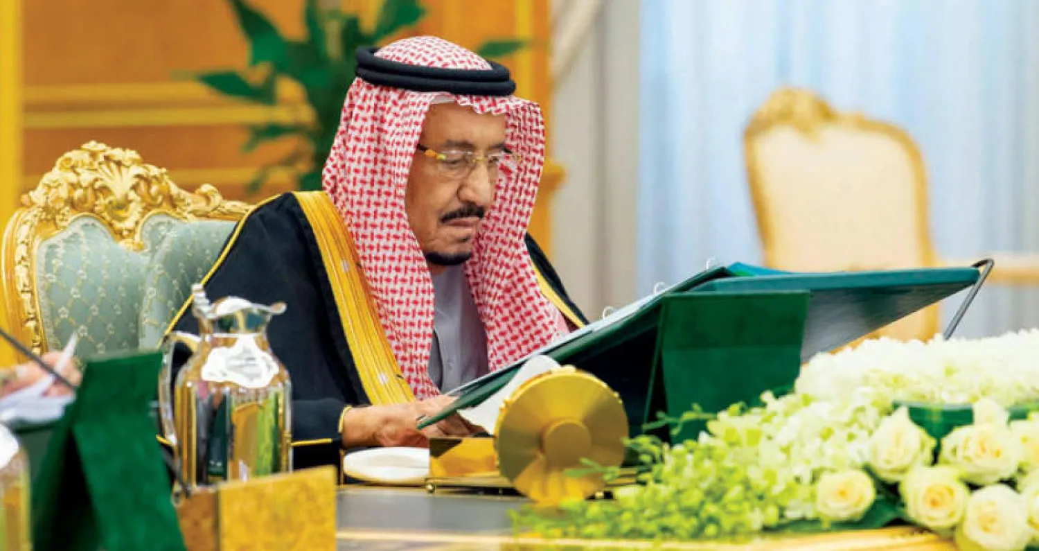 خادم الحرمين الشريفين لدى ترؤسه جلسة مجلس الوزراء في قصر اليمامة بالرياض أمس (واس)