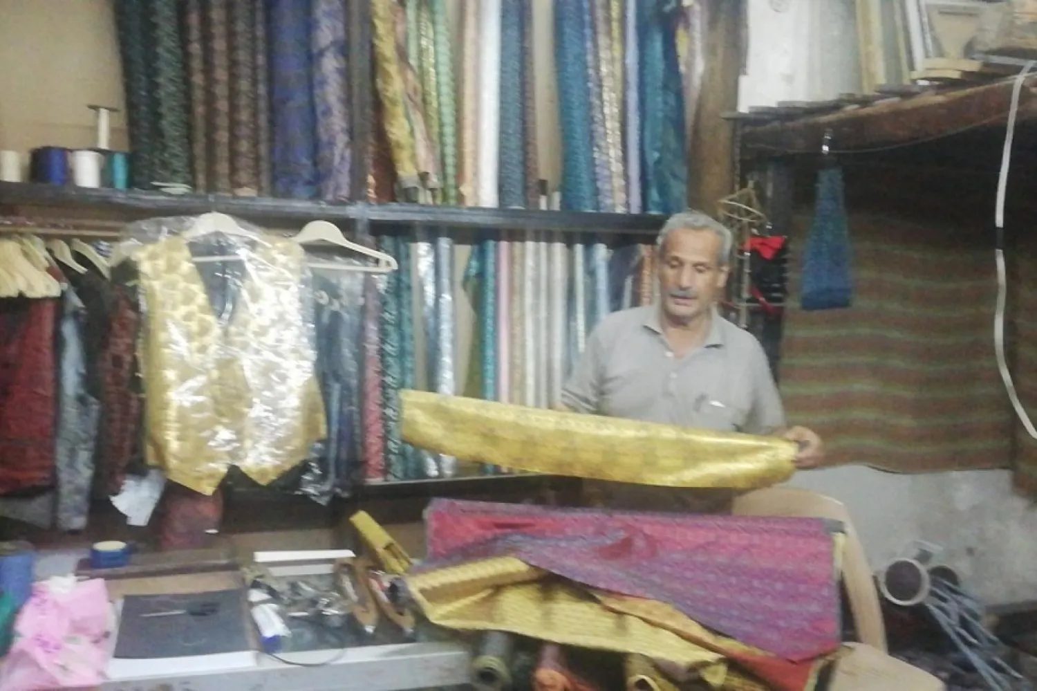 Şam kumaşı brokarın zanaatkarlarından biri, en güzel ve en kaliteli ürünlerini sergiliyor (Independent Arabia)