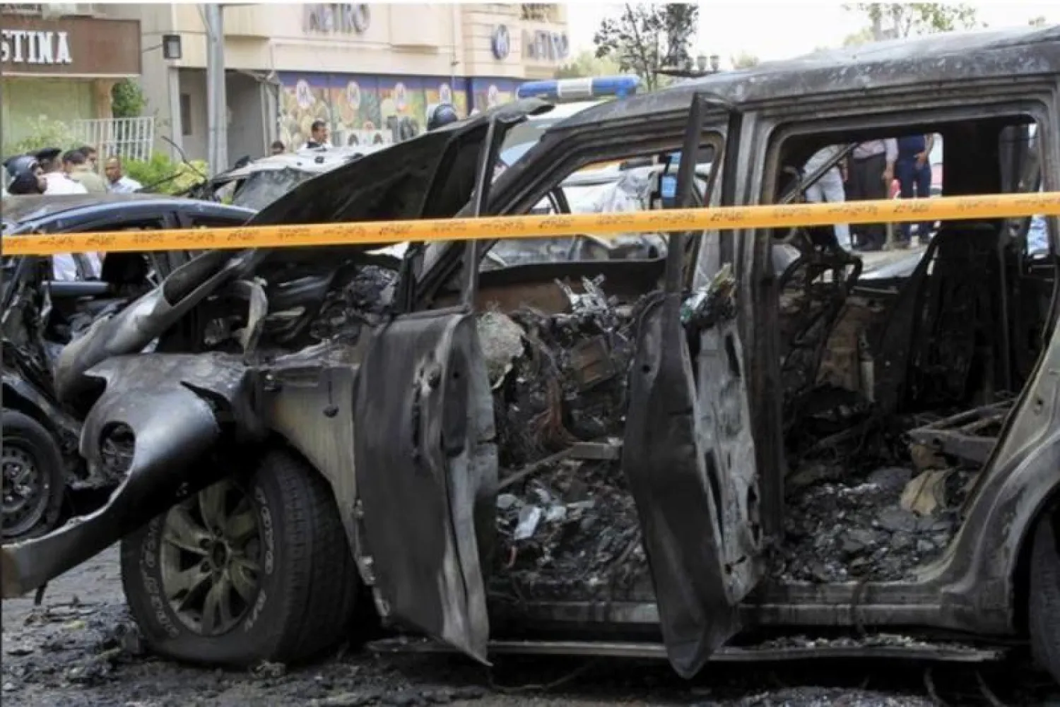 موقع التفجير الذي أودى بحياة النائب العام هشام بركات شرق القاهرة في عام 2015 (رويترز)