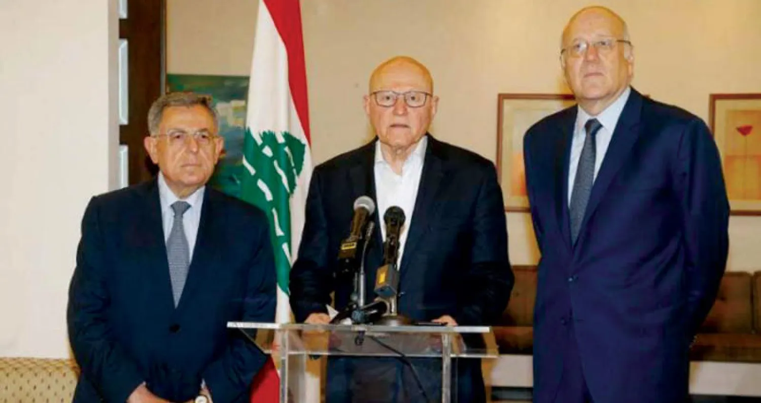 الرئيس تمام سلام يتلو بيان رؤساء الحكومة السابقين محاطاً بالرئيسين فؤاد السنيورة ونجيب ميقاتي (الوكالة الوطنية)