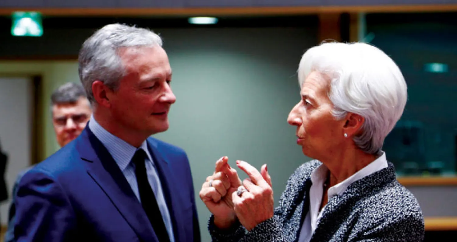 رئيسة البنك المركزي الأوروبي في حديث جانبي مع وزير المال الفرنسي في بروكسل أمس (رويترز)