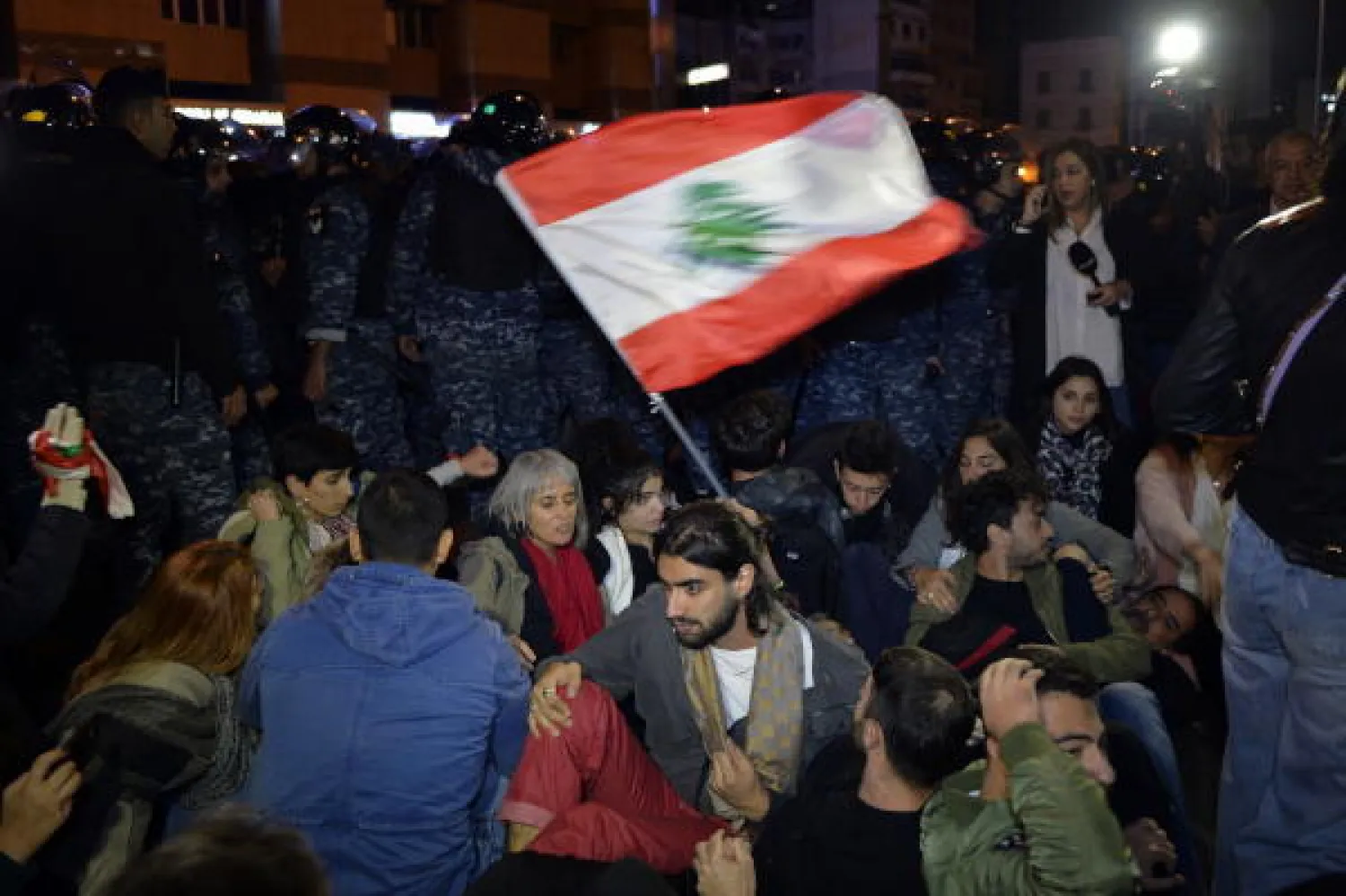 قطع المتظاهرون الطريق عند جسر الرينغ في بيروت رفضاً لتشكيل حكومة تكنوسياسية (إ.ب.أ)