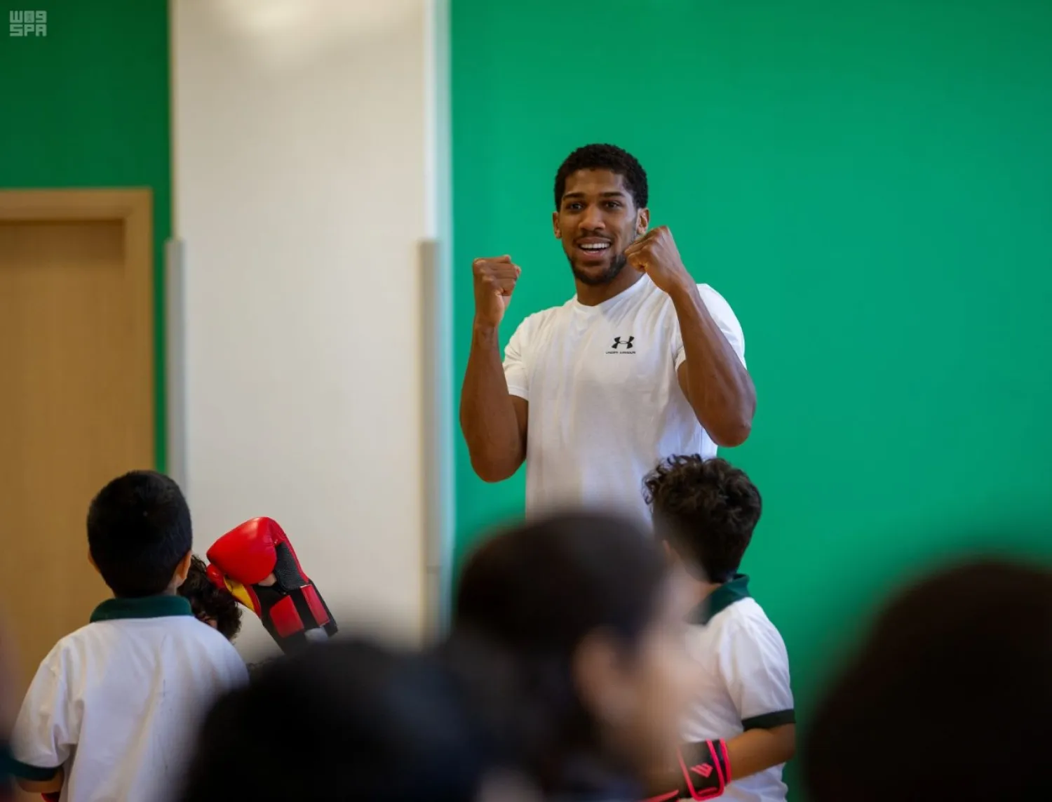 British boxer Anthony Joshua visited Misk schools. (SPA)