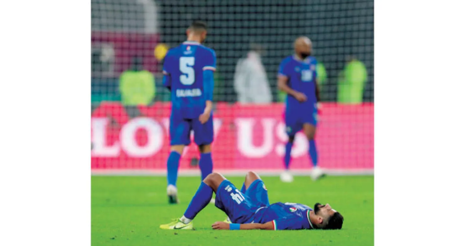 حسرة لاعبي المنتخب الكويتي بعد خسارتهم أمام البحرين في «خليجي 24» ومغادرتهم البطولة مبكراً (أ.ف.ب)