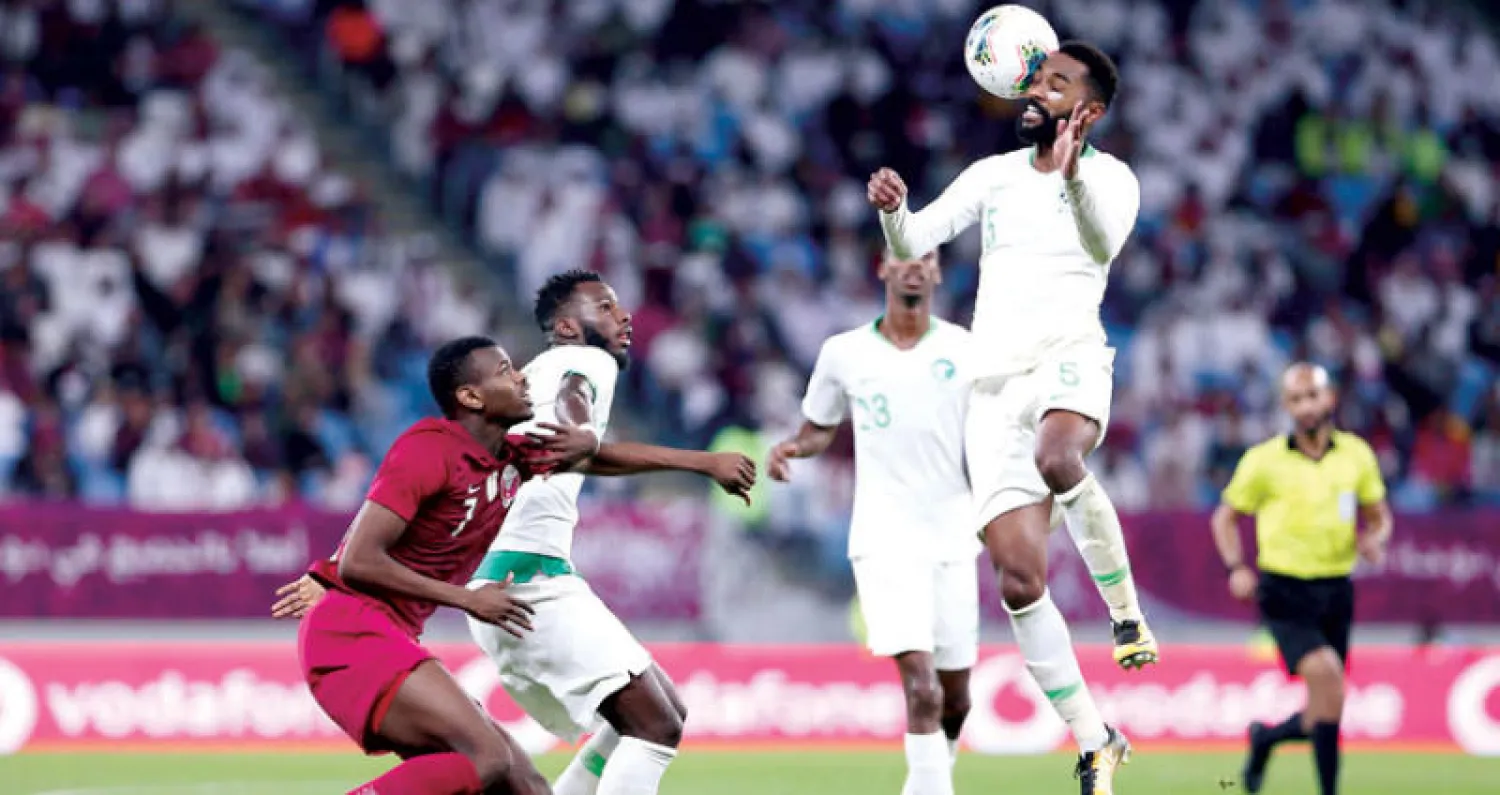 جانب من مواجهة الأخضر السعودي والمنتخب القطري أمس (أ.ف.ب)