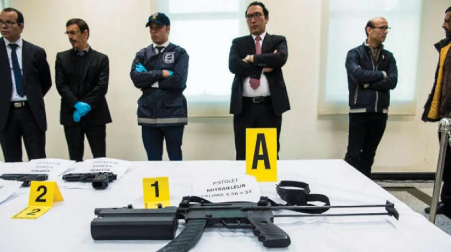 DEAŞ’a biat eden Faslı gençlerle birlikte ele geçirilen bazı silahların arşiv fotoğrafı (AFP)