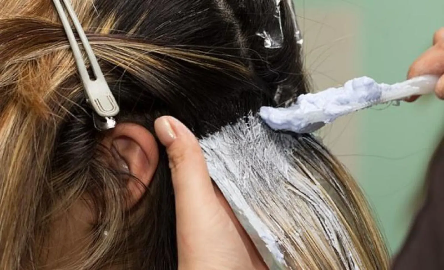 النساء اللواتي قمن بصبغ شعرهن باستمرار كن أكثر عرضة بنسبة 9 % للإصابة بسرطان الثدي (ديلي ميل)