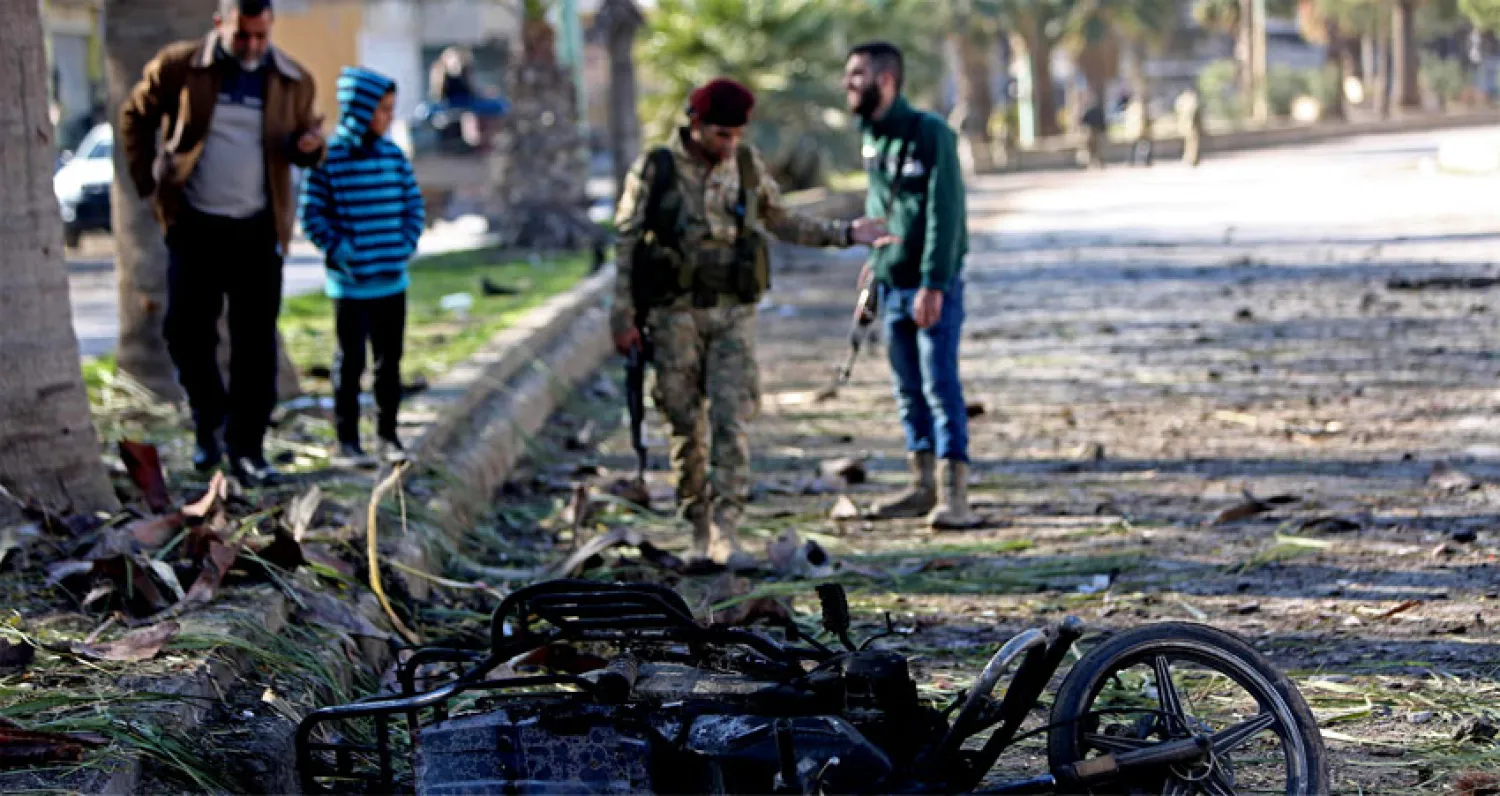 «الجيش الوطني» المعارض في موقع انفجار سيارة أمس برأس العين بريف الحسكة شمال شرق سوريا (أ.ف.ب)
