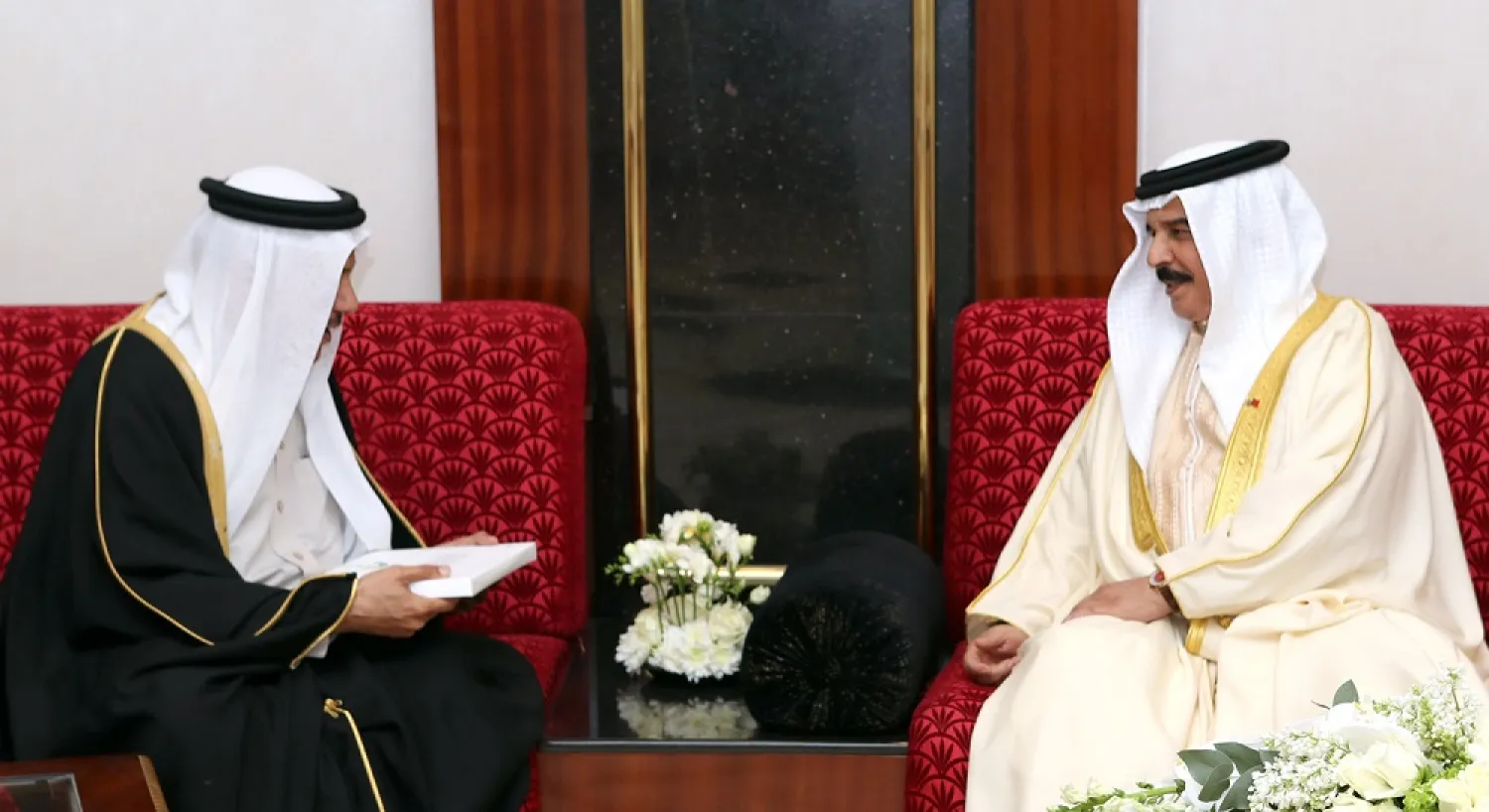 The GCC chiefs hands the King of Bahrain an invitation to attend next week’s GCC summit. (BNA)