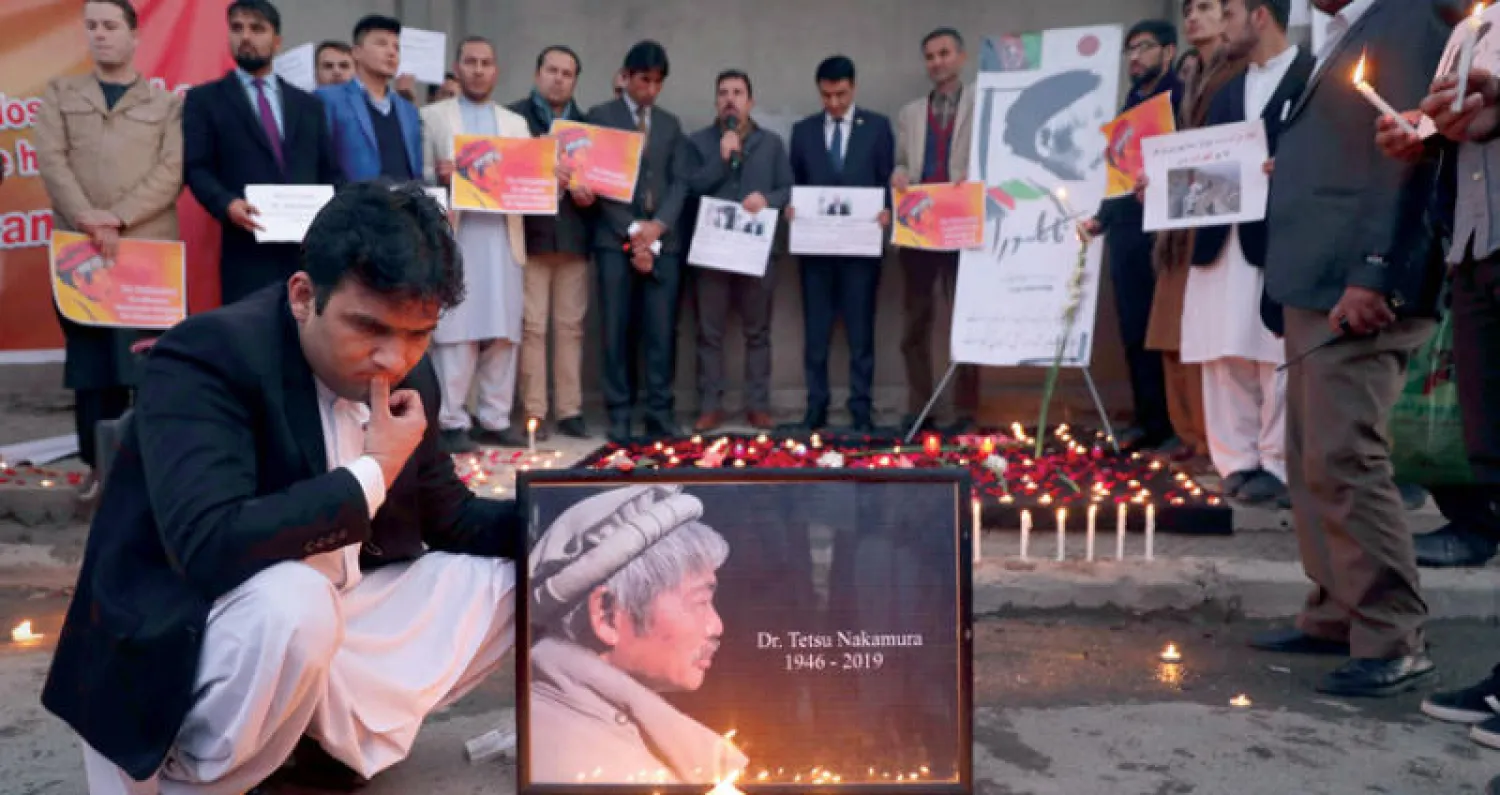 مواطنون أفغان يؤبنون تيتسو ناكامورا وهو طبيب وإغاثي ياباني بارز قتل في هجوم إرهابي بأفغانستان (أ.ب)