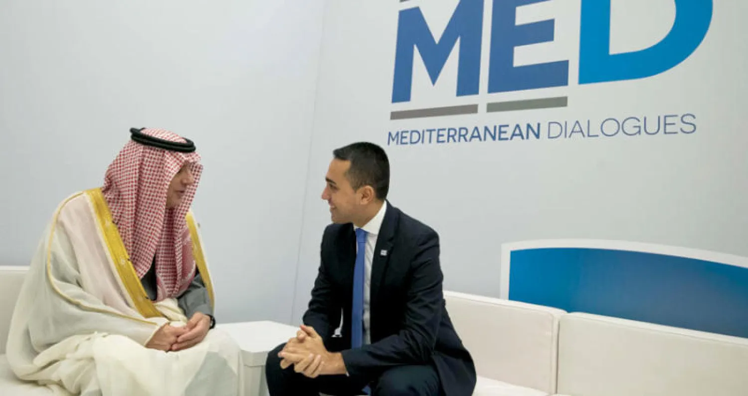 عادل الجبير لدى لقائه وزير الخارجية الإيطالي لويجي دي مايو على هامش «حوار المتوسط» في روما أمس (إ.ب.أ)