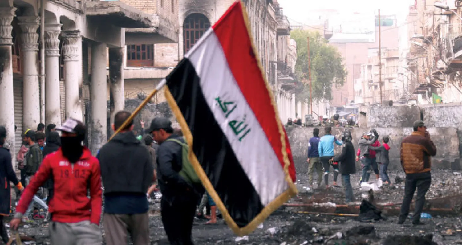 محتجون خلال مواجهات مع قوات أمنية في شارع الرشيد ببغداد أمس (أ.ب)