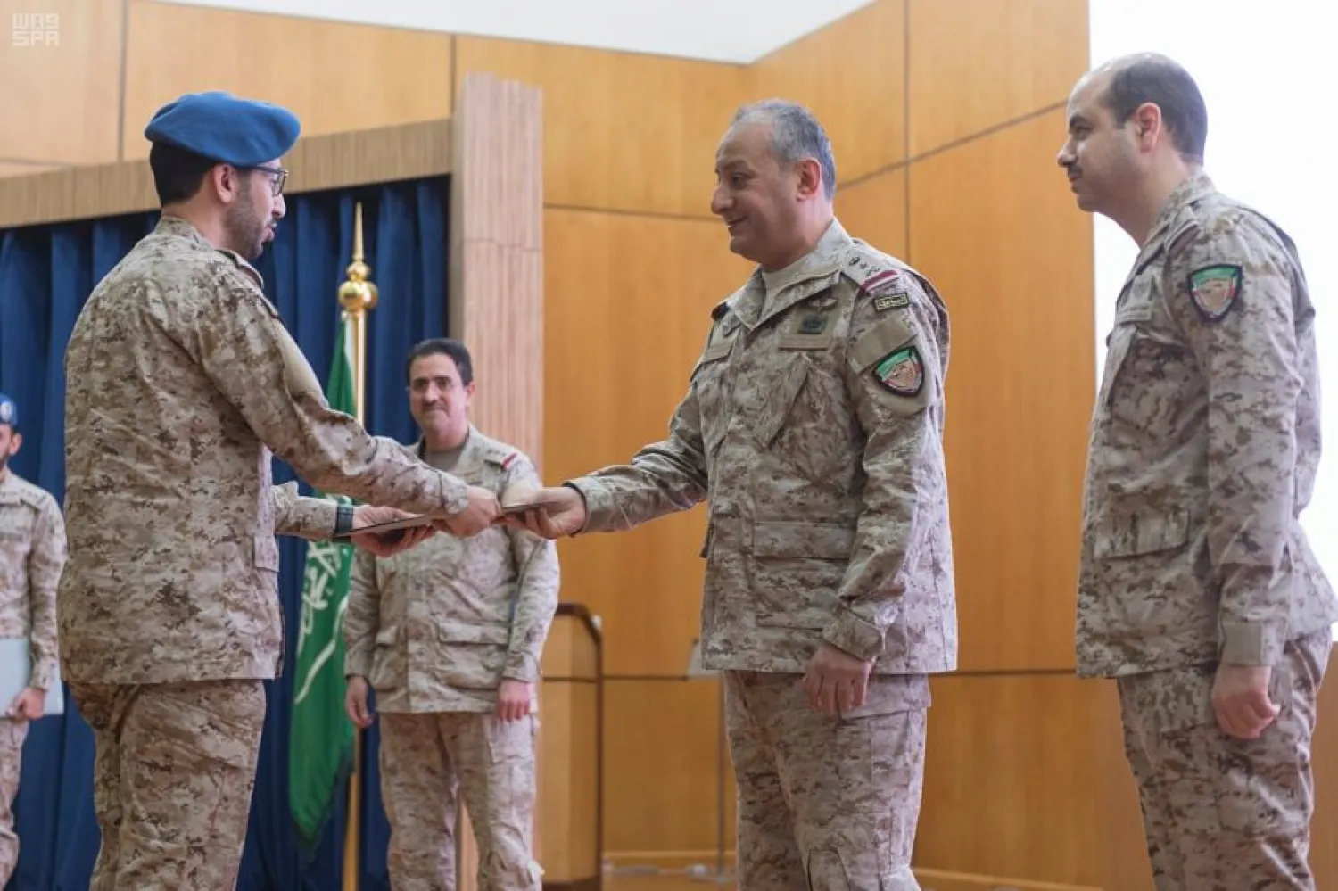 Lieutenant General Prince Fahd bin Turki bin Abdulaziz, commander of the Saudi-led coalition forces, honors attendees of the 5th training course on international law, which was hosted by the Armed Forces Officers Club in Riyadh on Thursday. SPA