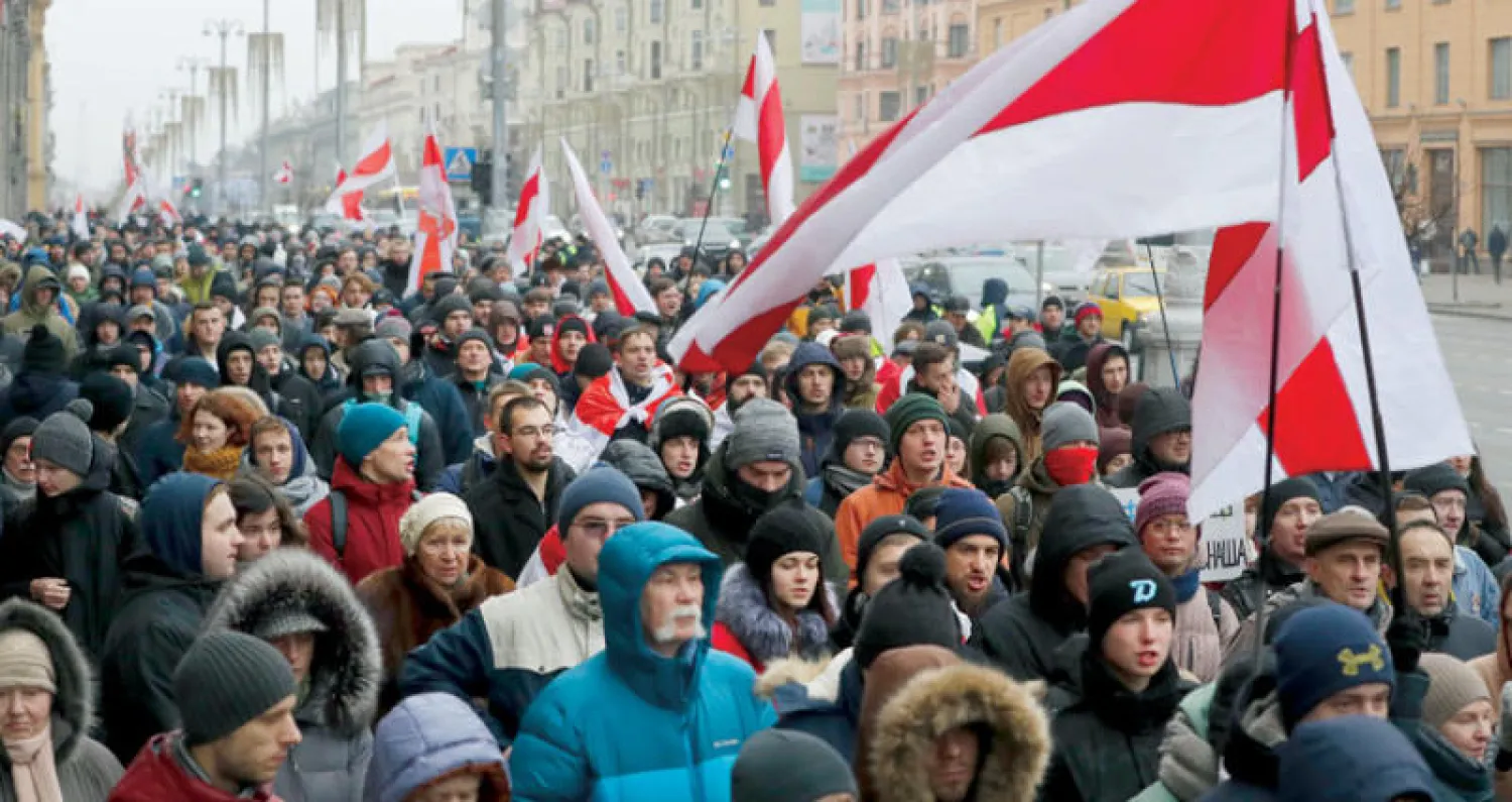 محتجون في شوارع مينسك ضد التقارب بين الرئيس الروسي فلاديمير بوتين مع نظيره البيلاروسي ألكسندر لوكاشينكو (أ.ب)