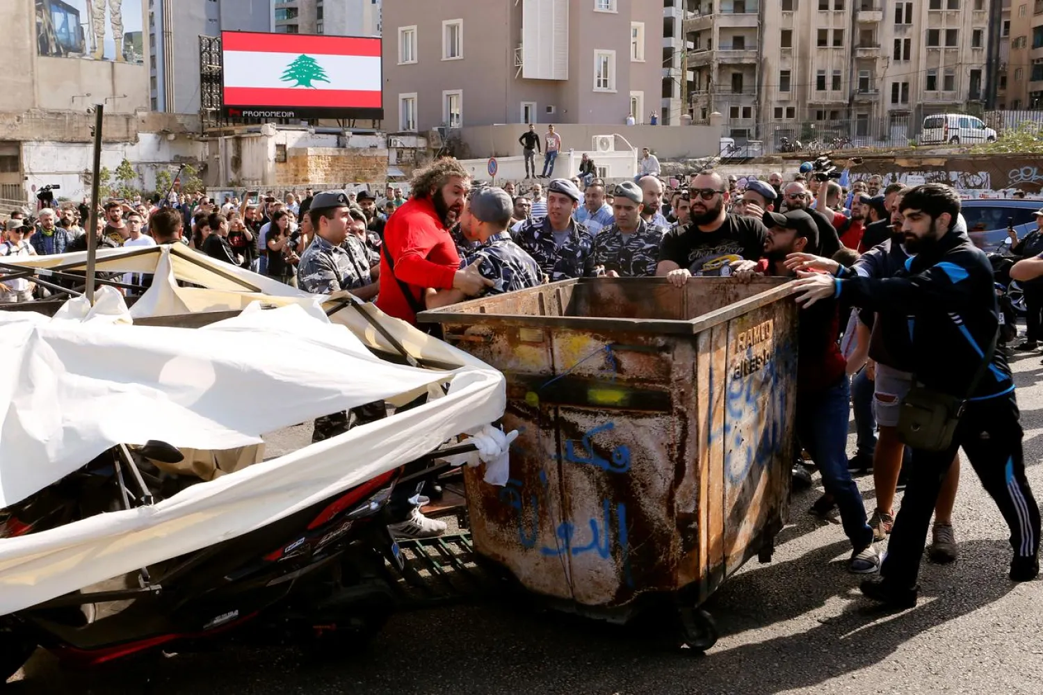 Police intervene after supporters of the Lebanese Shiite groups Hezbollah and Amal fought with protesters at a roadblock on the main road in Beirut, during ongoing anti-government protest, Lebanon October 29, 2019. REUTERS/Mohamed Azakir