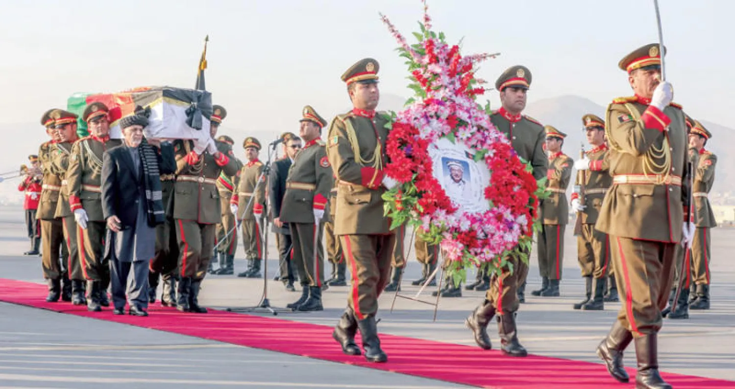 الرئيس الأفغاني أشرف غني يشارك في مراسم تأبين موظف الإغاثة الياباني القتيل تيتسو ناكامورا قبل تسفير الجثمان إلى طوكيو أمس (إ.ب.أ)