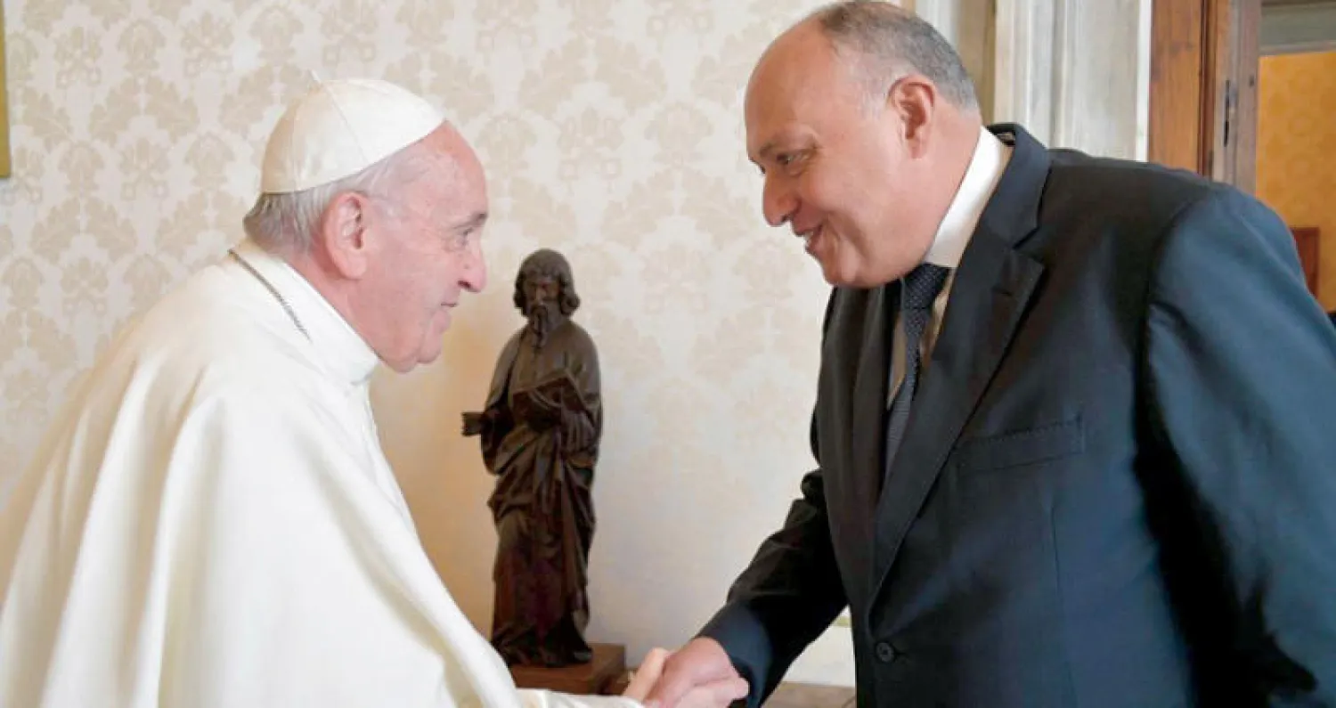 البابا فرنسيس رئيس الفاتيكان لدى استقباله وزير الخارجية سامح شكري أمس (الشرق الأوسط)