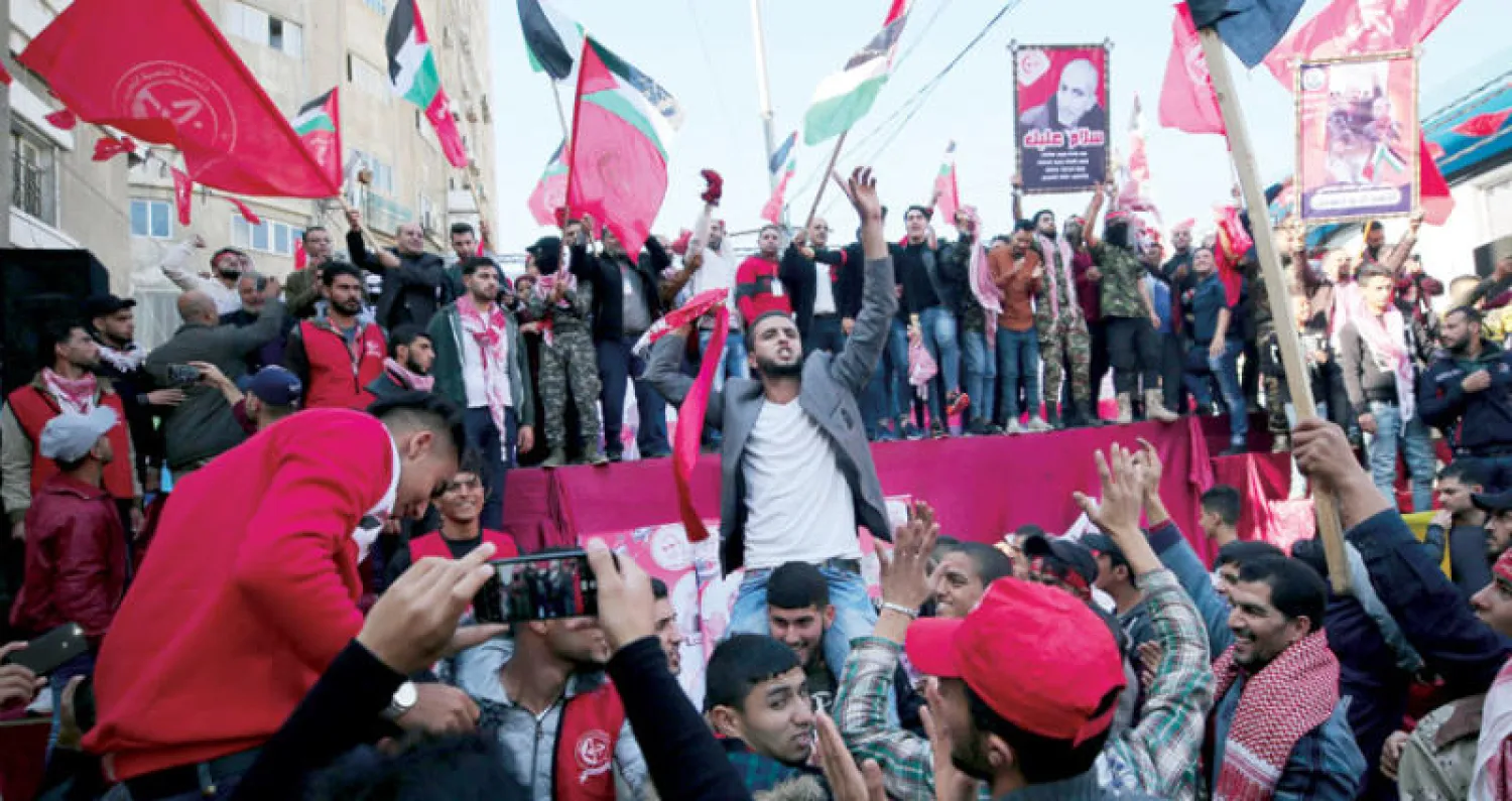 مسيرة نظّمتها «الجبهة الشعبية لتحرير فلسطين» في غزة أمس بمناسبة مرور 52 عاماً على تأسيس الجبهة (إ.ب.أ)