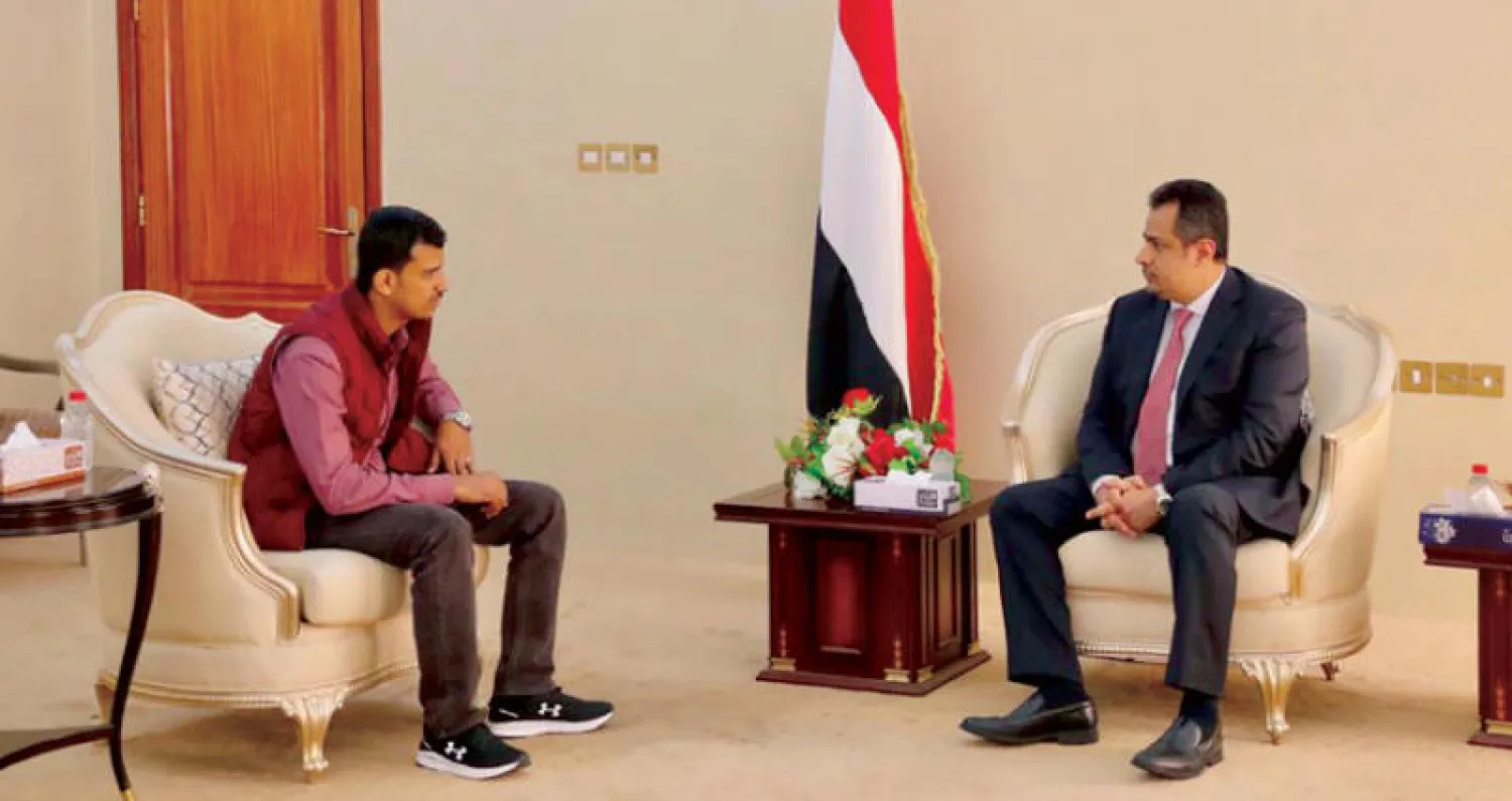 رئيس الوزراء اليمني الدكتور معين عبد الملك لدى استقباله نجل الحمادي في عدن أمس (سبأ)
