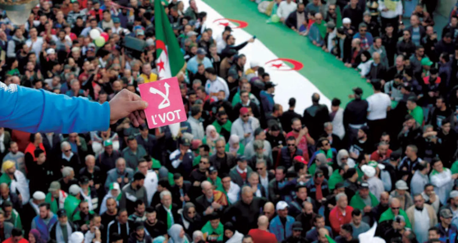 جزائريون خلال مسيرة بالعاصمة رفضاً للانتخابات يوم الجمعة الماضي (أ.ب)