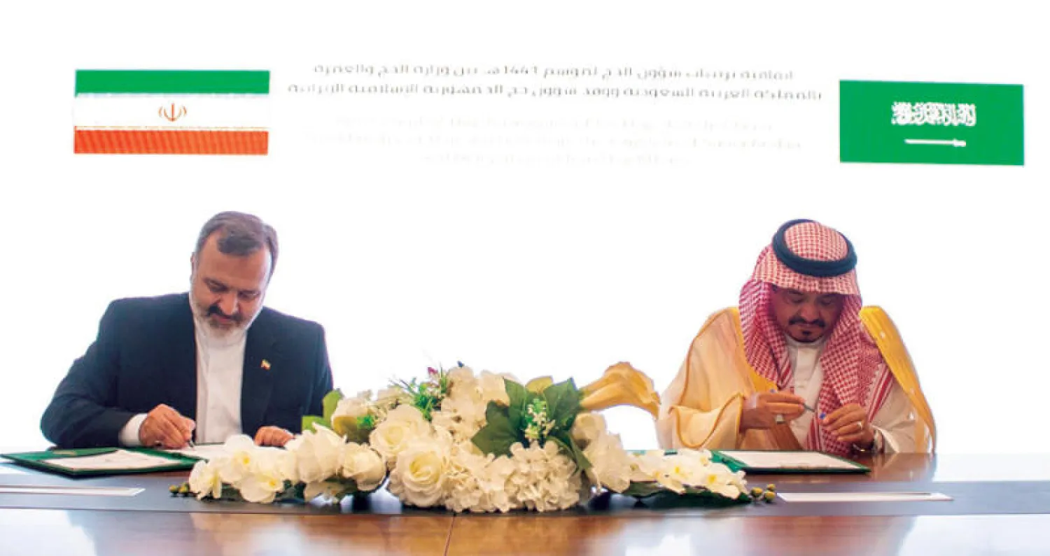 وزير الحج والعمرة أثناء توقيع الاتفاق مع رئيس منظمة الحج الإيراني في مكة أمس (واس)