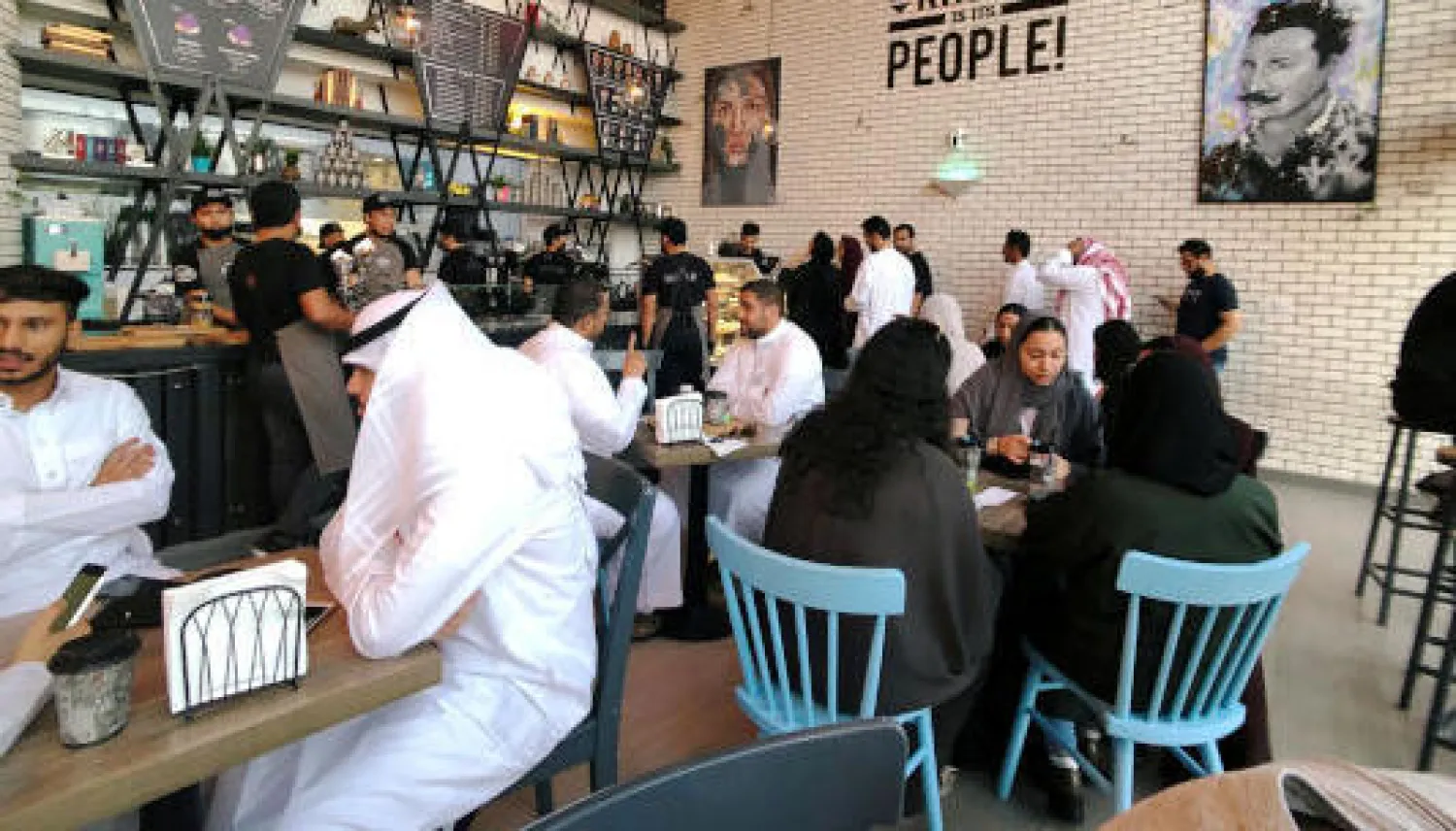 جانب من مقهى في محافظة الخبر شرق السعودية (رويترز)