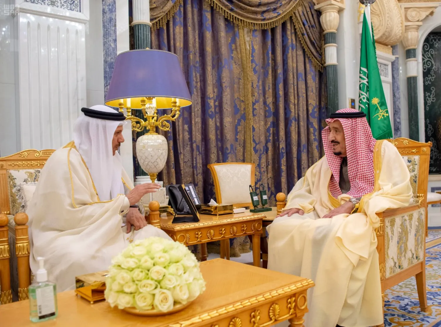 King Salman receives the GCC chief in Riyadh. (SPA)