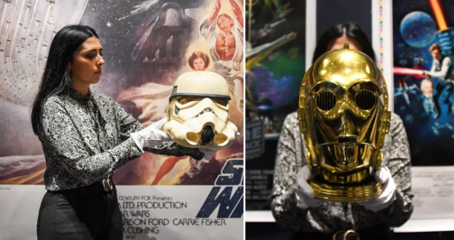 نسختان طبق الأصل لخوذتين استخدمتا في سلسلة أفلام «حرب النجوم» بمزاد في لندن (أ.ب)