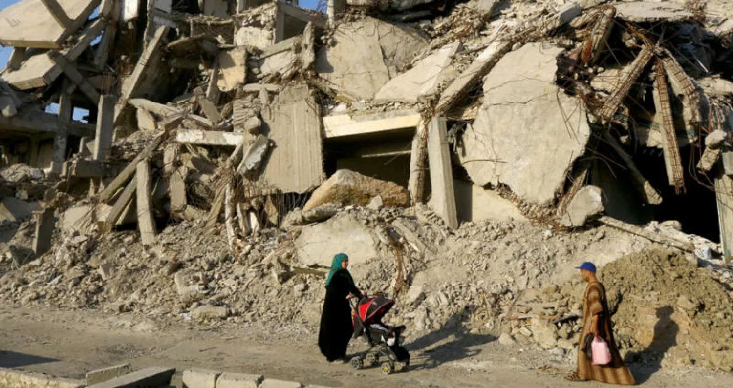 صورة أرشيفية لسوريين في الرقة شرق الفرات (رويترز)