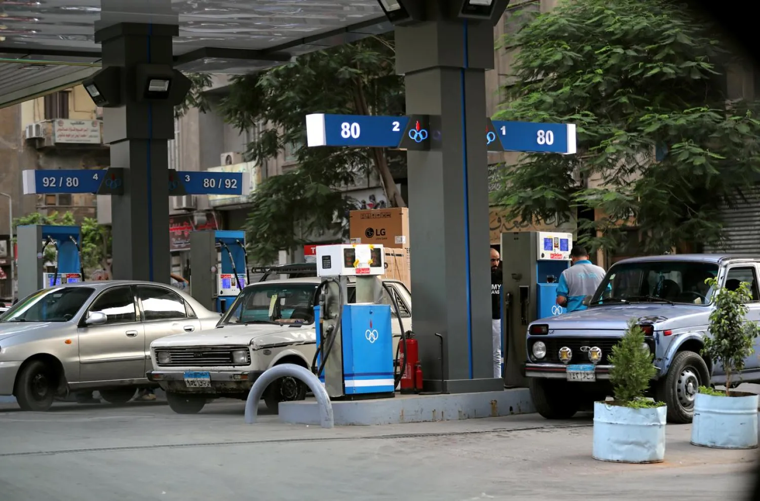 Cars are seen at a petrol station in downtown Cairo, Egypt June 19, 2018. REUTERS/Mohamed Abd El Ghany 