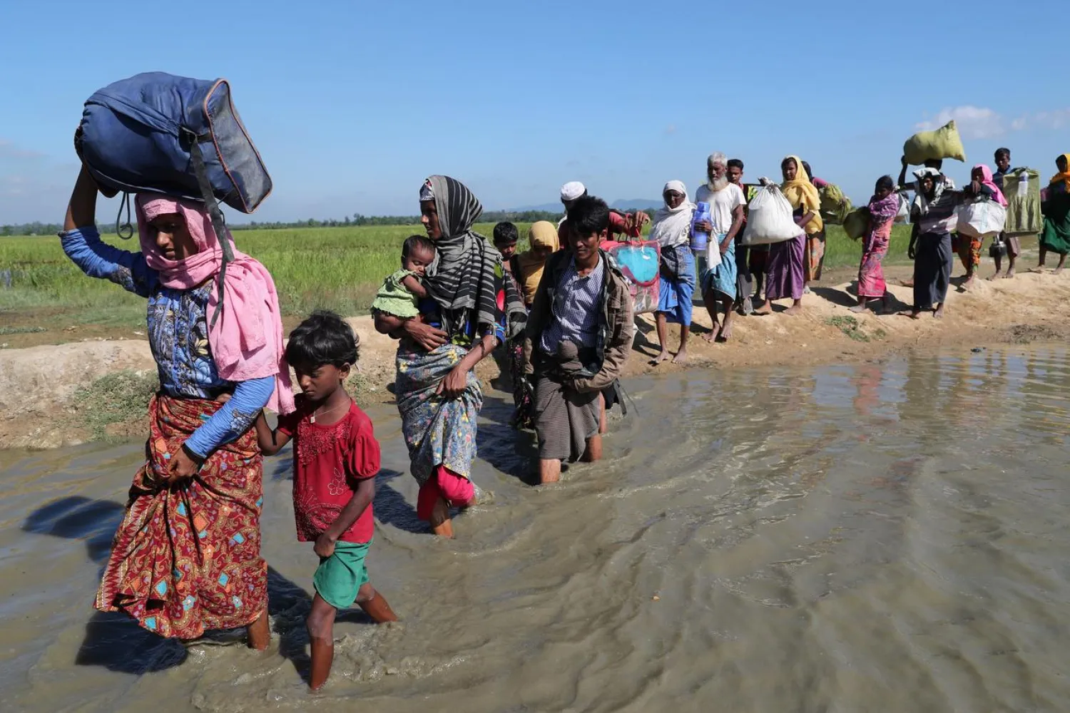 Rohingya refugees walk towards a refugee camp after crossing the border in Anjuman Para near Cox's Bazar, Bangladesh, November 19, 2017. (Reuters)
