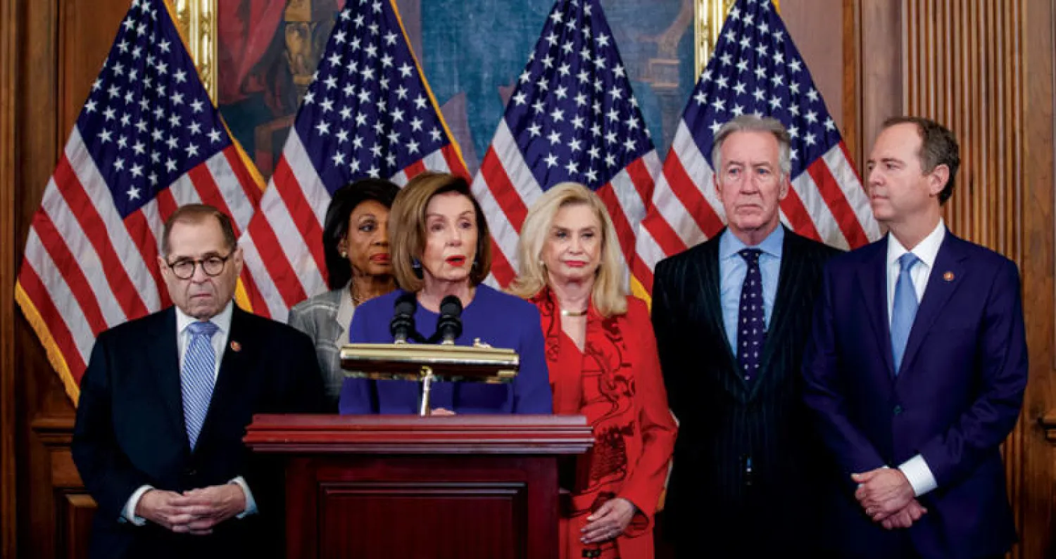 بيلوسي تعلن لائحتي اتهام ضد الرئيس ترمب في مجلس النواب أمس (إ.ب.أ)