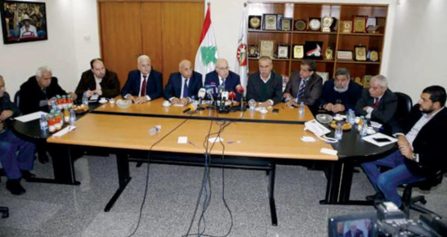 وزير العمل كميل ابو سليمان في مقر الاتحاد العمالي العام أمس (الوكالة الوطنية)