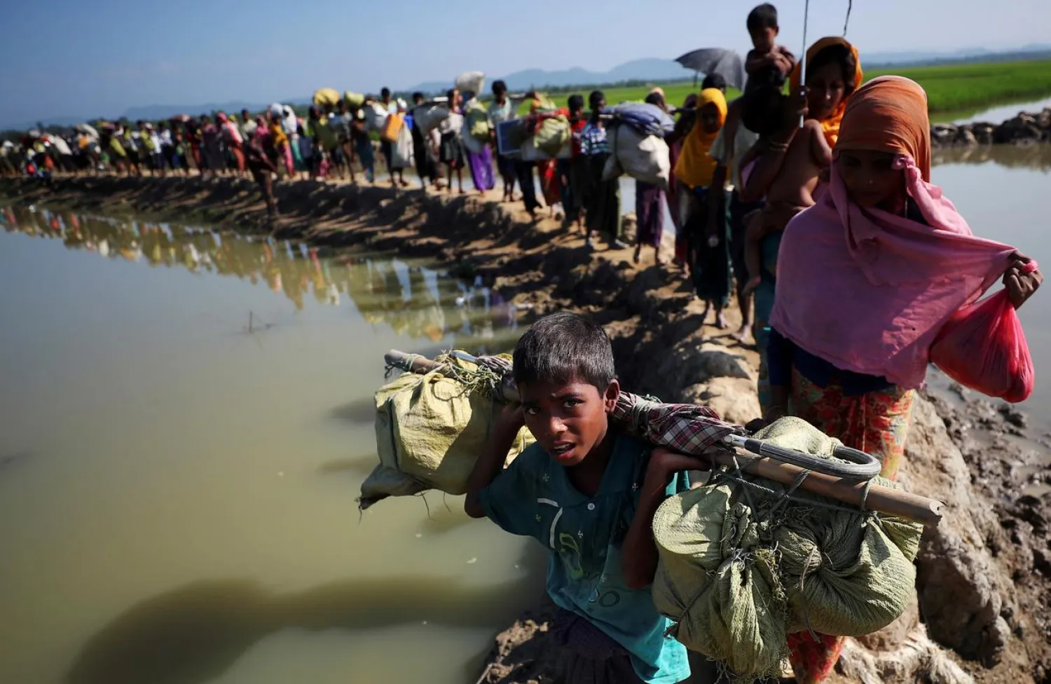 Rohingya refugees make their way to a refugee camp after crossing the Bangladesh-Myanmar border in Palong Khali, near Cox's Bazar, Bangladesh, November 3, 2017. (Reuters)