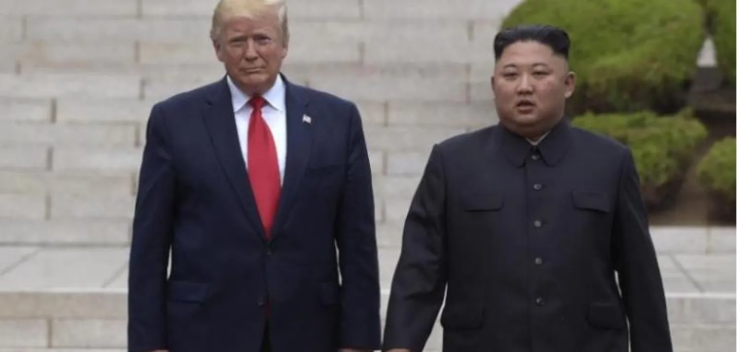 الرئيس الأميركي دونالد ترمب والزعيم الكوري الشمالي كيم جونغ أون في قرية بانمونجوم على الحدود بين شطري كوريا في يونيو (حزيران) الماضي (أرشيف – أ.ب)