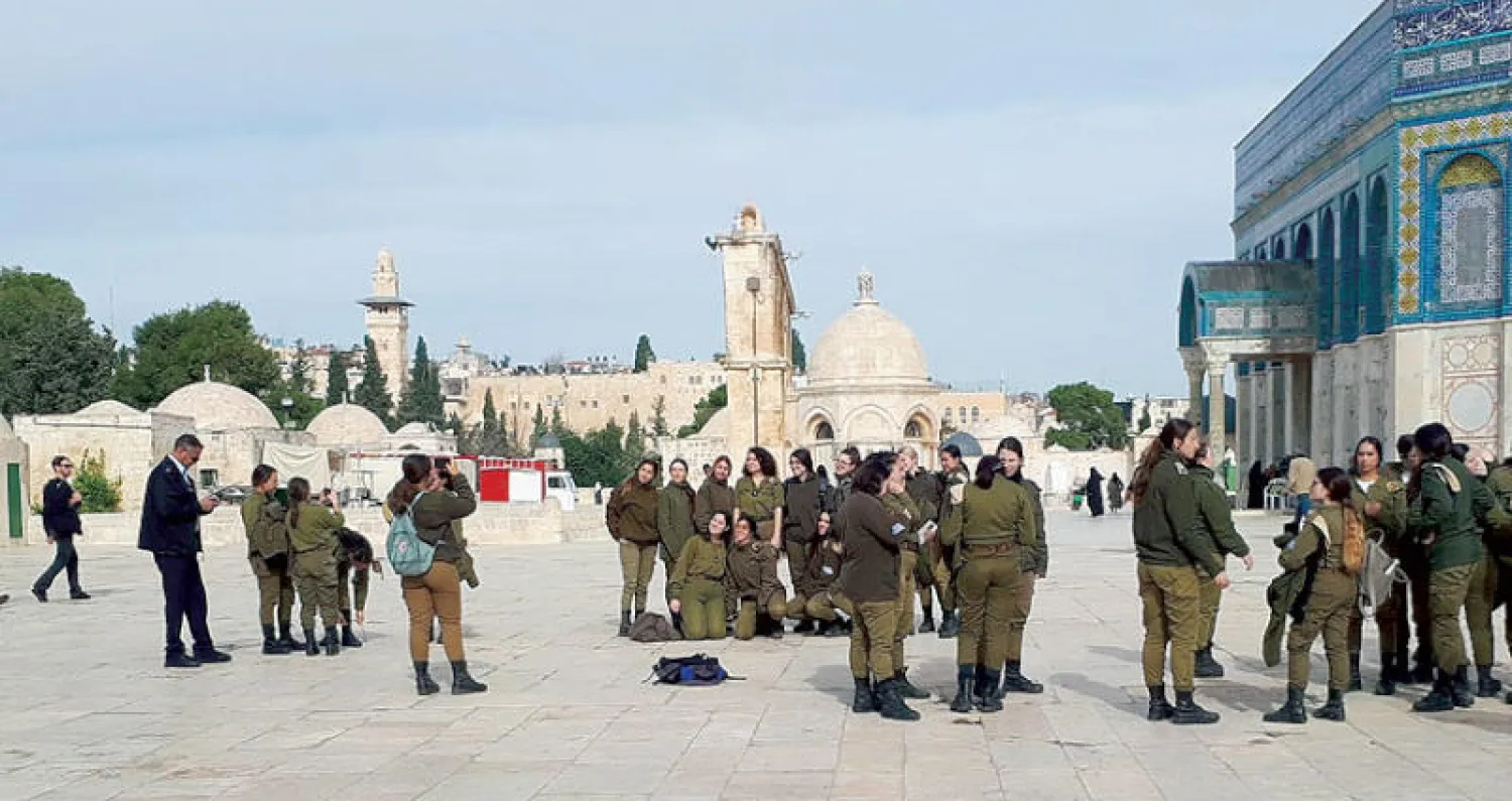 مستوطنون وعناصر من القوات الإسرائيلية يقتحمون الأقصى في القدس الشرقية أمس (وفا)