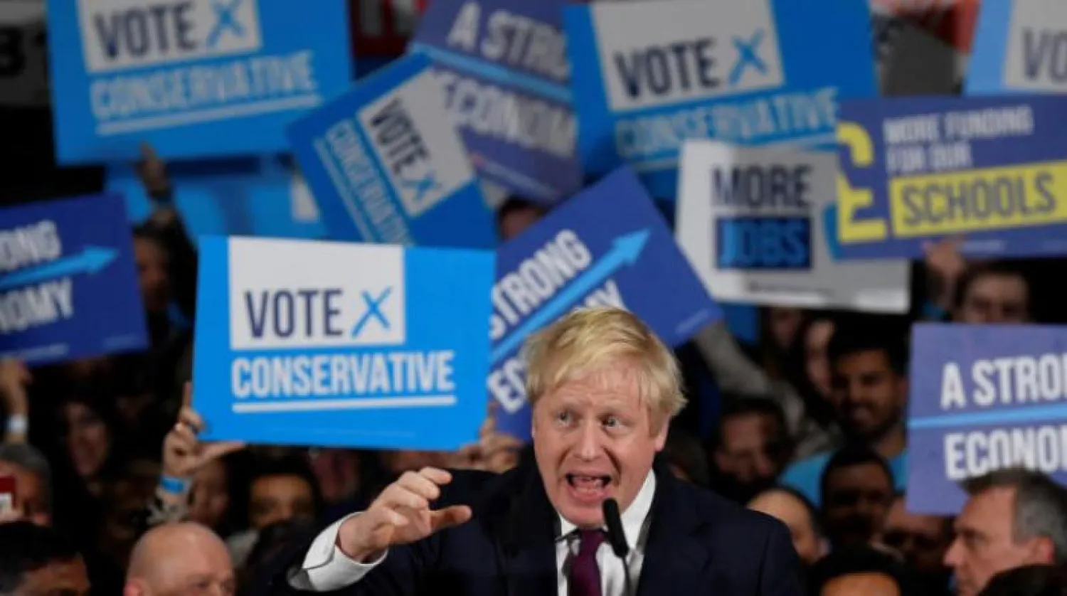 رئيس الوزراء البريطاني بوريس جونسون خلال لقاء انتخابي في مدينة مانشستر شمال غربي إنجلترا (رويترز)