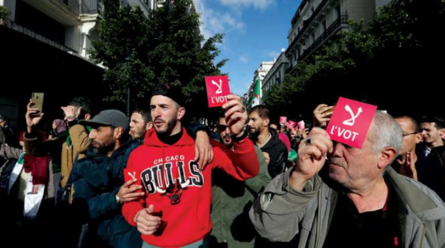 Eylemciler, başkent Cezayir sokaklarında yarın yapılacak seçimleri boykot ettiklerini haykırdı (EPA)