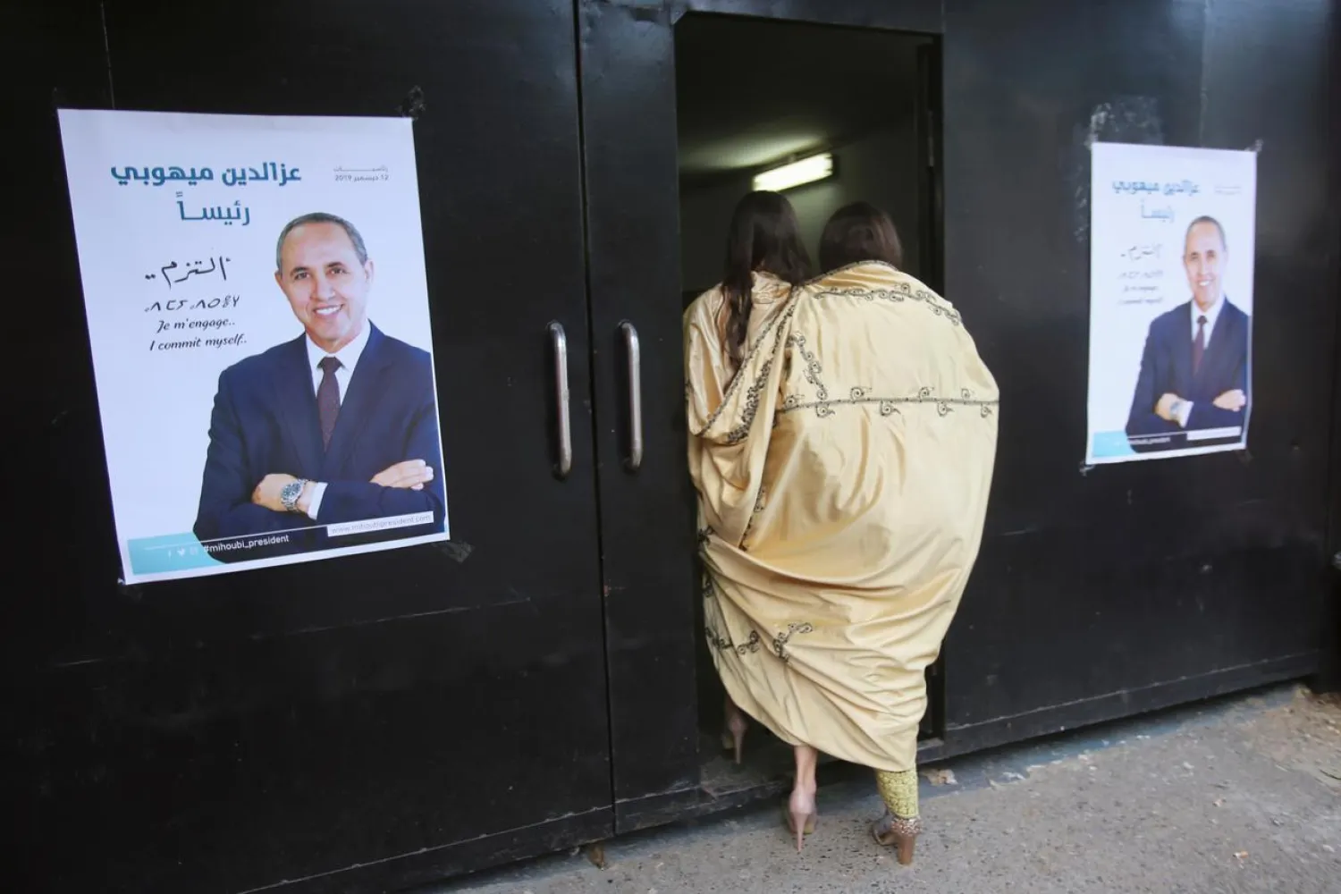Supporters of presidential candidate Azzedine Mihoubi enter to attend his campaign rally ahead of Algeria's December 12 election, in Algiers, Algeria December 5, 2019. REUTERS /Ramzi Boudina/File Photo