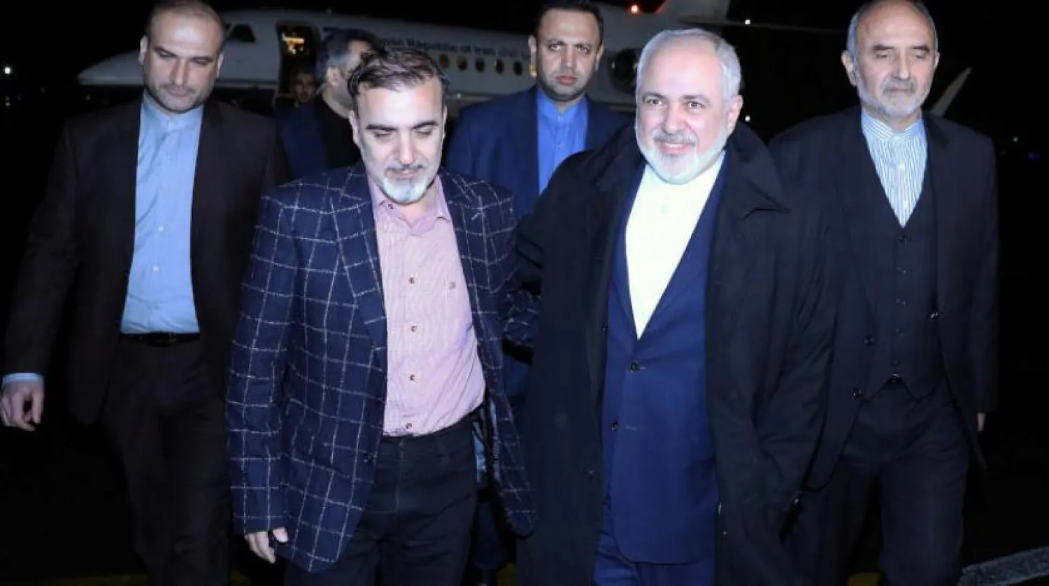 İran Dışişleri Bakanı Muhammed Cevad Zarif, ABD’nin geçtiğimiz günlerde serbest bıraktığı İranlı akademisyen Mesut Süleymani’yi karşılıyor