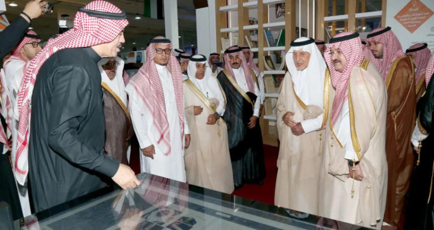 الأمير خالد الفيصل خلال زيارته للأجنحة المشاركة في المعرض... ويبدو الأمير مشعل بن ماجد (تصوير: عدنان مهدلي)