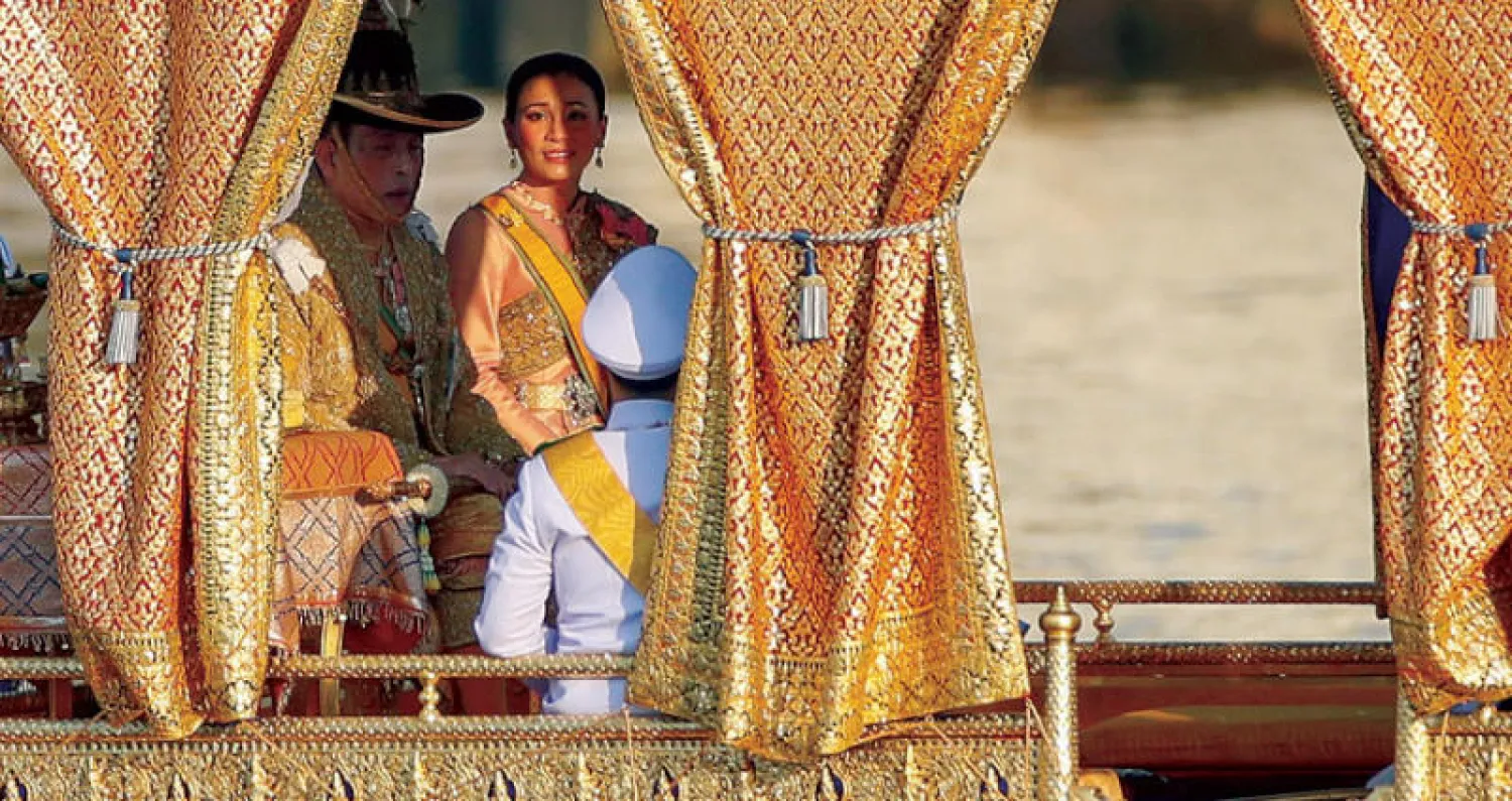 ملك تايلند ماها فاجيرالونكورن وزوجته الملكة سوتيدا باشراسودهابيمالالاكشانا(إ.ب.أ)
موكب تتويج ملك تايلند أمس شارك فيه 52 زورقا ذهبي اللون منحوتة بإتقان على شكل طيور البجع وكائنات أسطورية (إ.ب.أ)