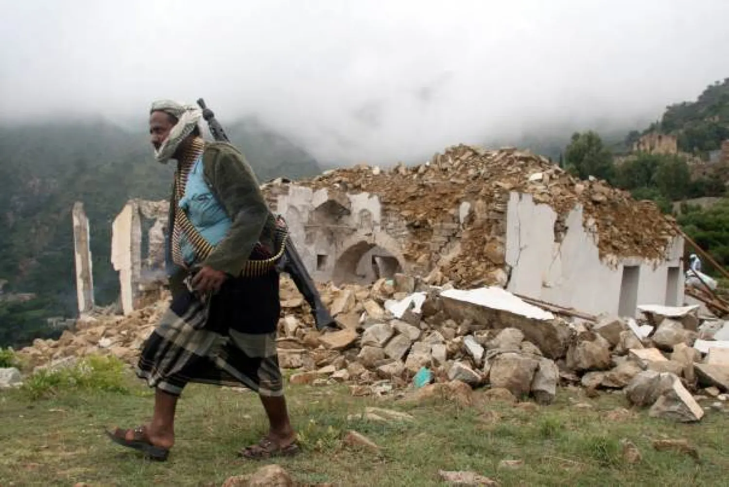 A pro-government fighter walks past a mosque, destroyed during fighting between pro-government forces and Iran-allied Houthi militia, in the al-Sarari area of Taiz province, Yemen July 28, 2016. REUTERS/Anees Mahyoub
