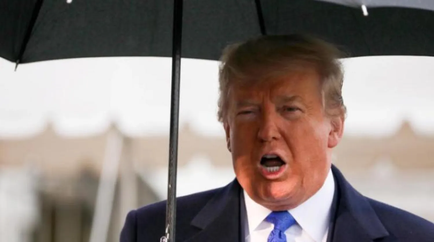 الرئيس الأميركي دونالد ترمب أثناء تحدثه إلى الصحافيين (رويترز)