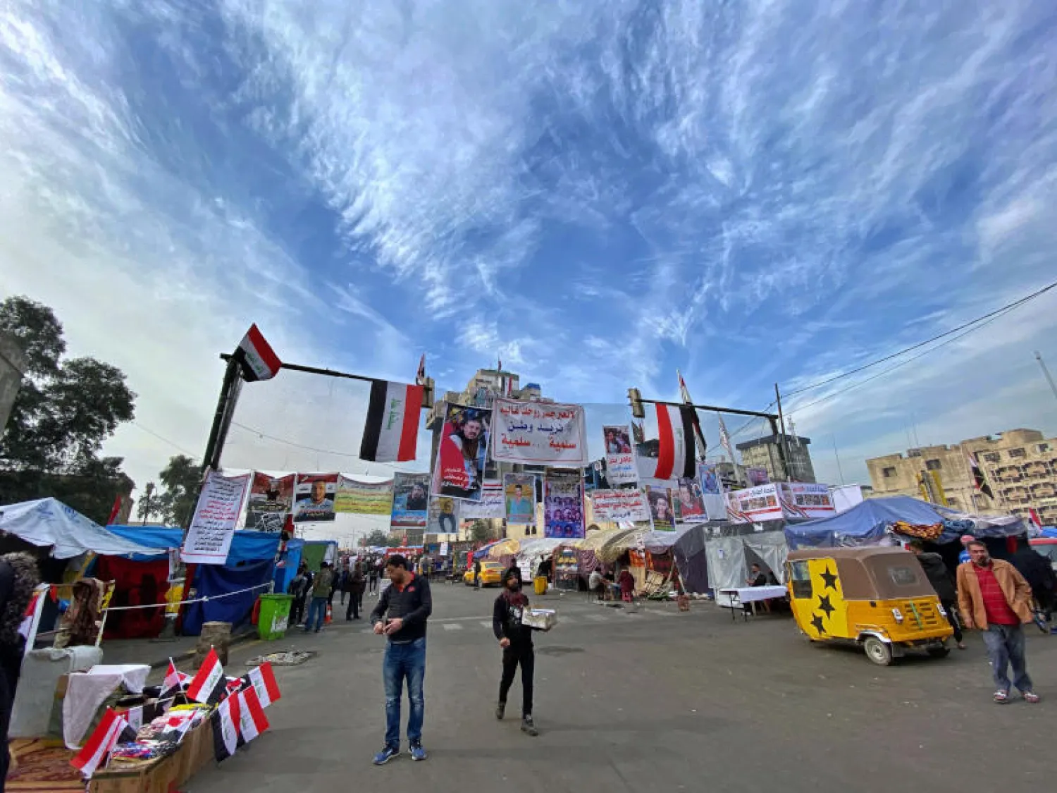 - متظاهرون معارضون للحكومة في ساحة التحرير بالعاصمة بغداد (أ.ب)

- متظاهرون عراقيون يعدّون الخبز أثناء الاحتجاجات المستمرة المناهضة للحكومة في بغداد (رويترز)