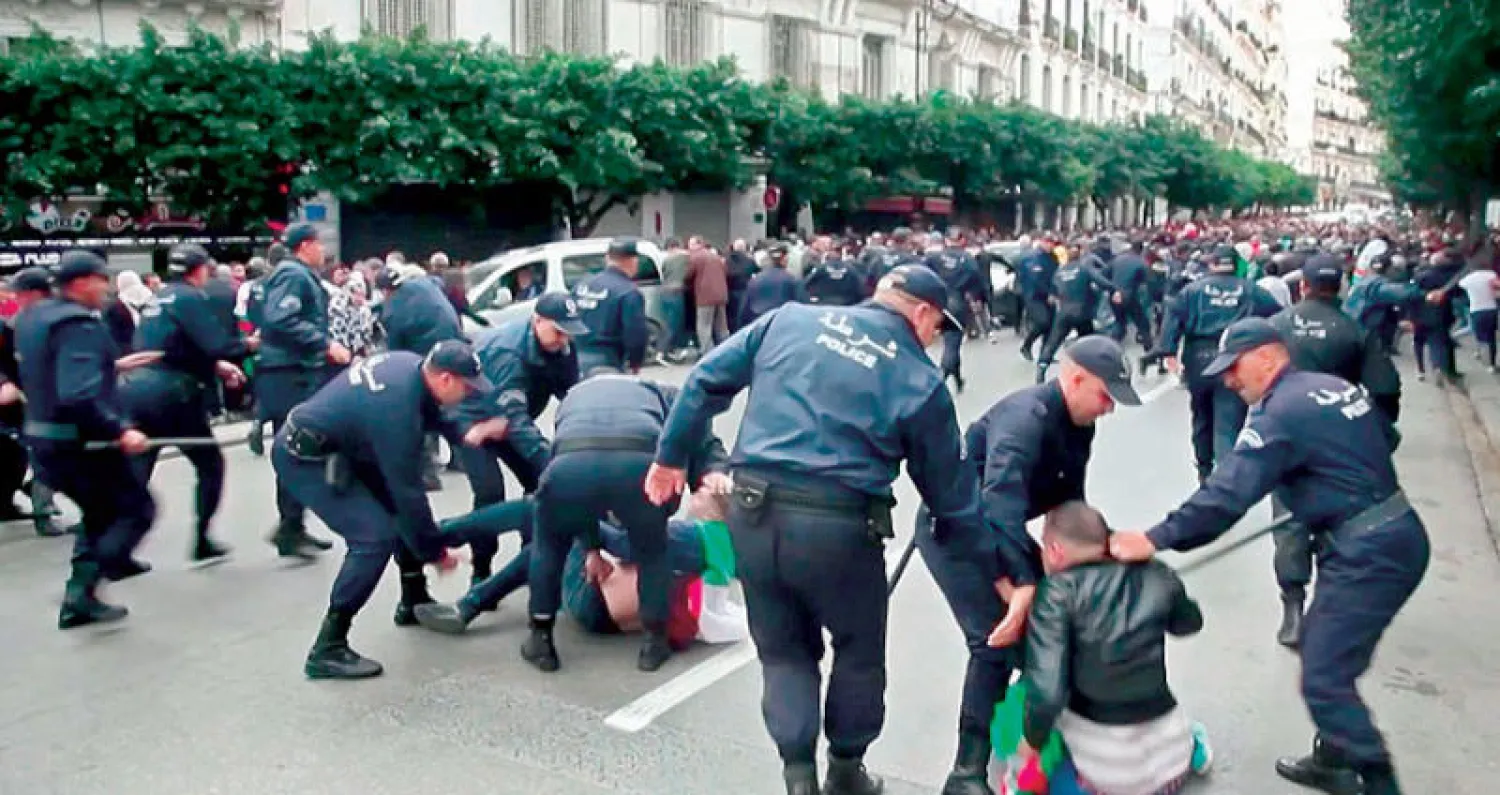 جانب من المواجهات بين المعارضين للانتخابات الرئاسية وقوات الأمن وسط العاصمة الجزائرية أمس (أ.ف.ب)